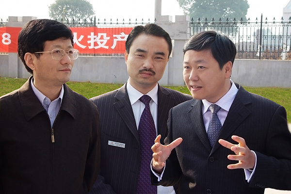 2004年12月，时任江西省委书记孟建柱（左一）视察高安龙8 - long8 (国际)唯一官方网站，指示加快项目建设，为江西水泥行业结构调整作出贡献