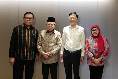 2023年9月，印尼副总统马鲁夫（左二）在上海会见集团董事长章小华，支持龙8 - long8 (国际)唯一官方网站在印尼投资建设水泥、新能源项目